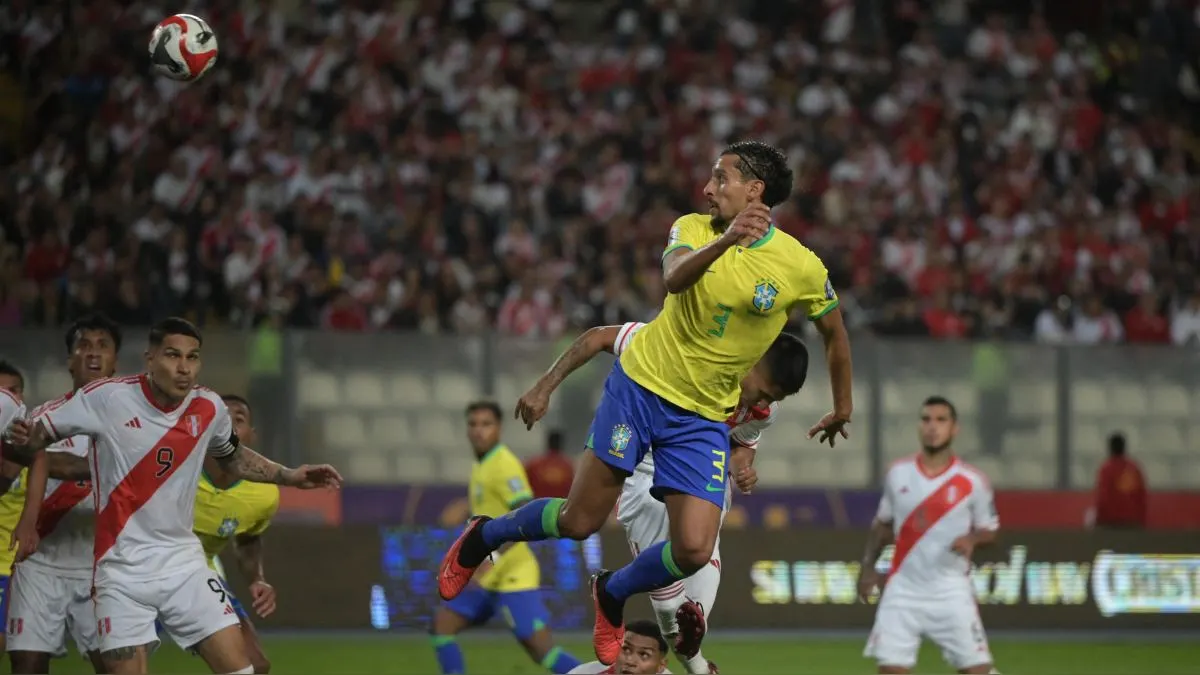 Juan Reynoso explicó la acción de Raúl Ruidiaz en el gol de Brasil: ‘La responsabilidad es de quien habla’